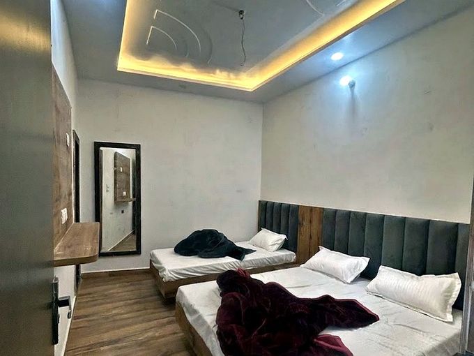 दो बेड, आईना और अलमारी