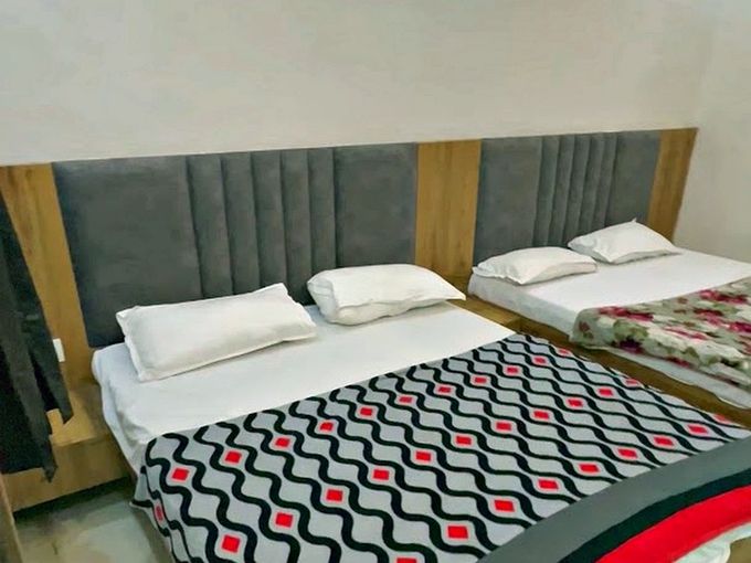 दो बेड का कमरा